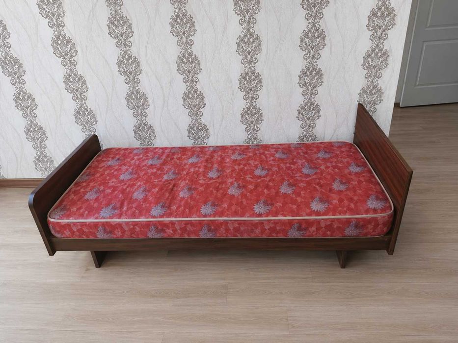 Продам кровать с матрасом