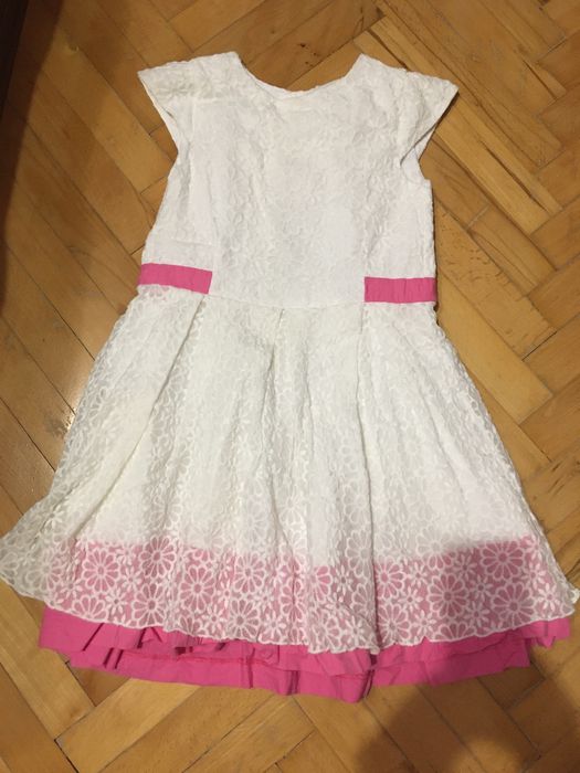 Рокля на плисета и бели цветя