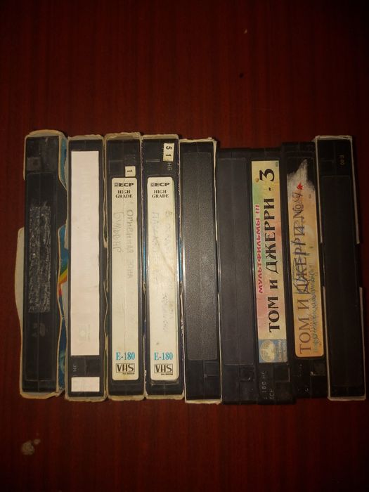 Видео кассеты плюс видеомагнитофон