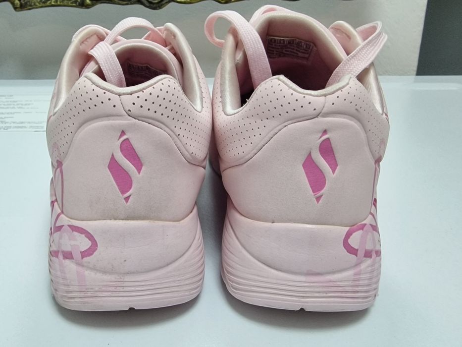 papuci Skechers roz, fete, cu inimioare marime 36,5