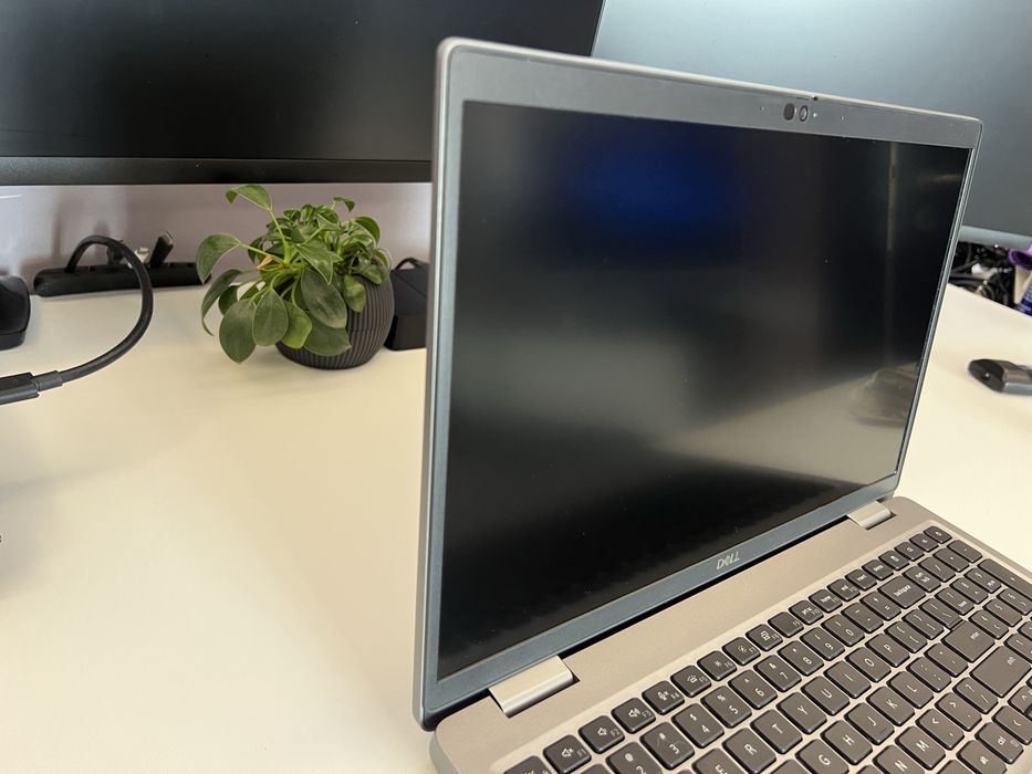 Лаптоп Dell Inc. Latitude 5531 (14 cores) (подарък мишка с клавиятура)