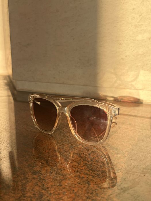 Слънчеви очила от Швеция с прозрачна рамка от рециклирана пластмаса