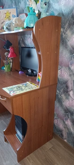 Продам школьный компьтер вместе со столом