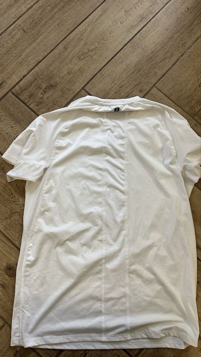 Бяла тениска от материя против изпотяване