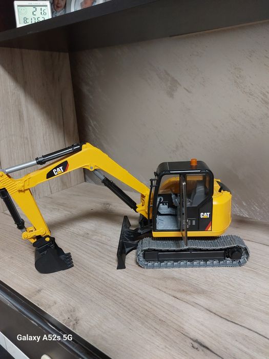 Два багера,голям и по малък единия е с дистанционно,заедно закупени