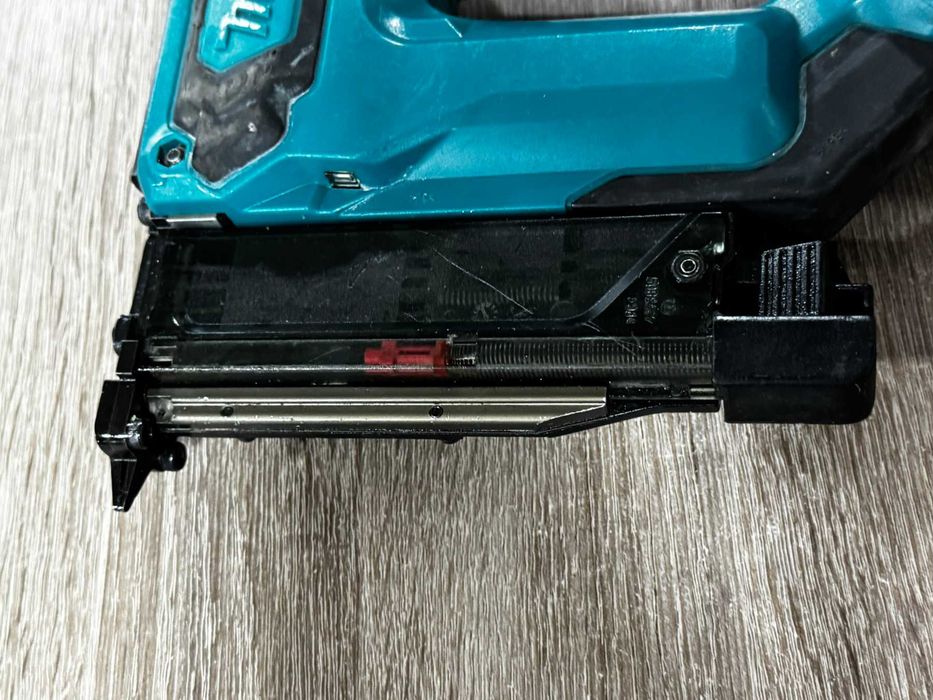 Такер за пирони Makita