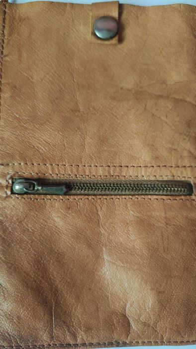 Малка чантичка от естествена кожа за носене на врата