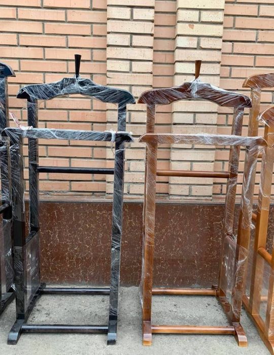 Деревянная вешалка для костюма жентелмен вишилка напольный kastyum ves