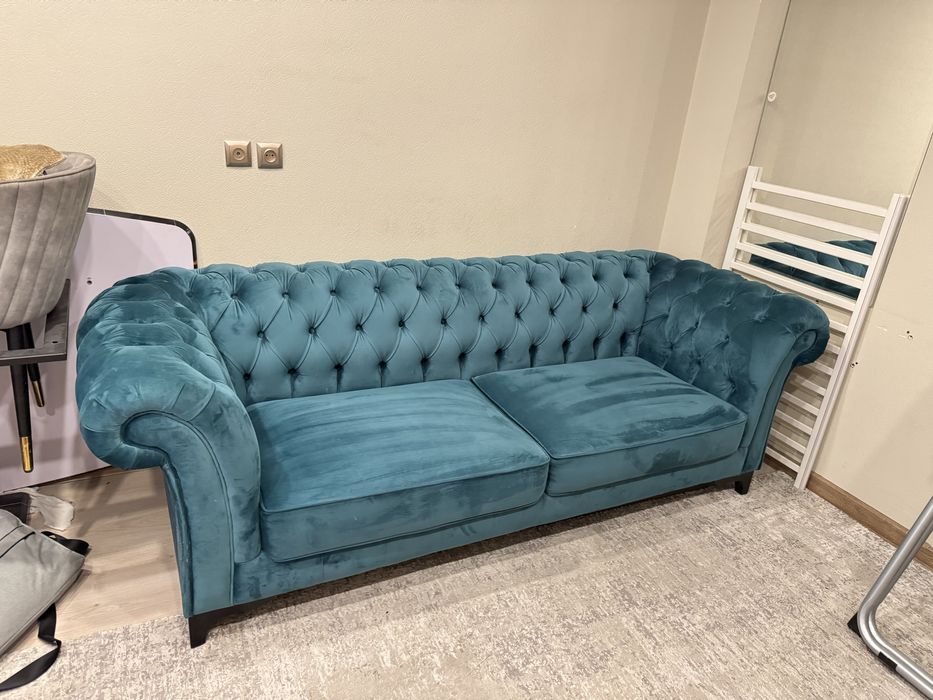 Стол в хорошем качестве и диван