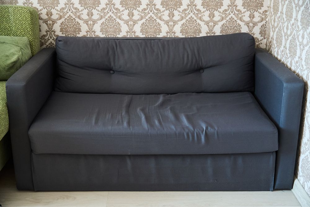 Продам диван 15000 торг уместен