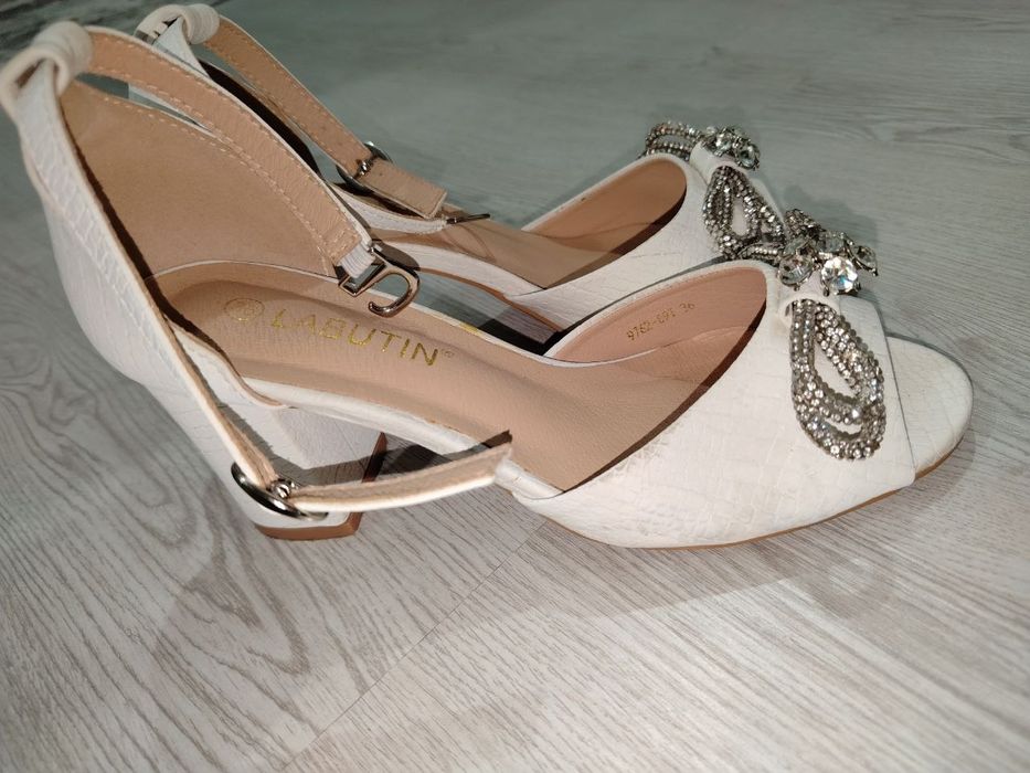 Ayollar tuflisi zamonaviy