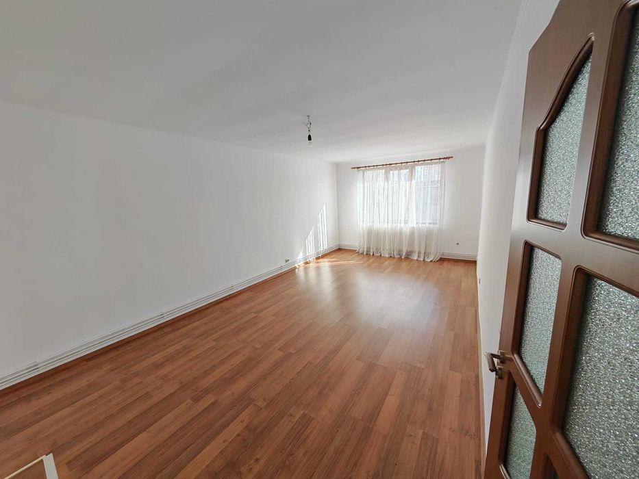Vând apartament 3 camere decomandat (cu garaj și loc de parcare)