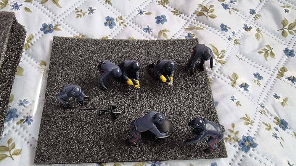 Red bull rb Formula 1 pit crew diorama  формула 1 пит бокс състав за смяна на гуми миниатюри