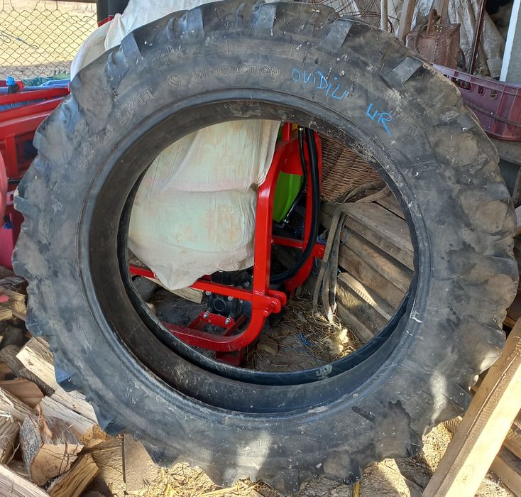 Vând două anvelope tractor 13.6R36