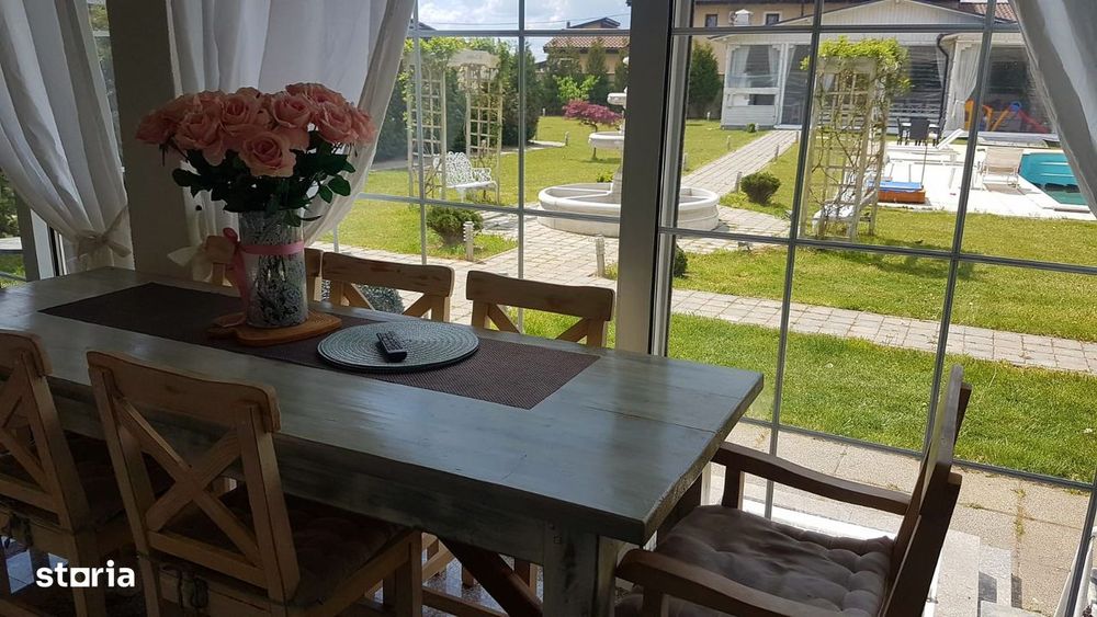 Casa cu 7 camere, piscină și garaj în suburbie