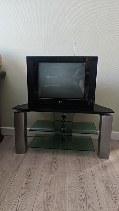 Телевизор с подставкой