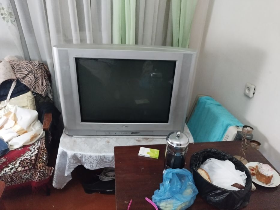 Телевизор и полка.