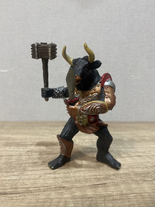 фигрука  горрилы и быка с оружиями