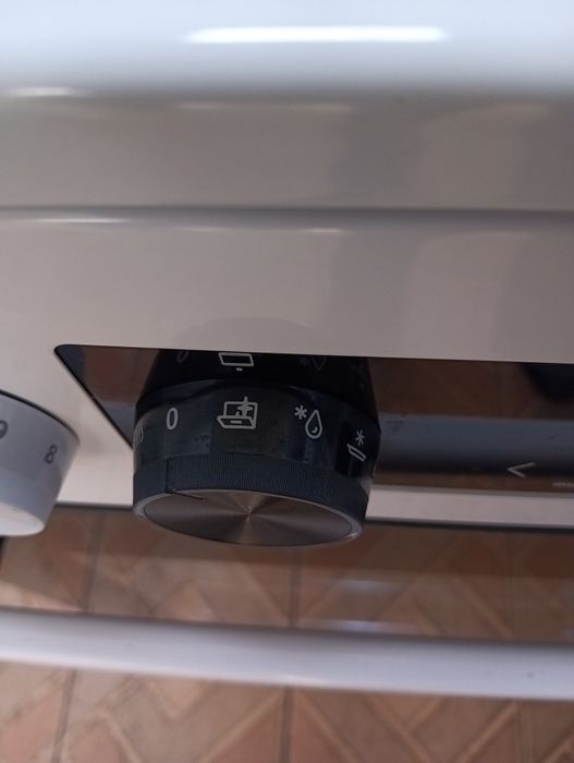 Тясна 50 см печка с керамичен плот Gorenje  с две години Гаранция!