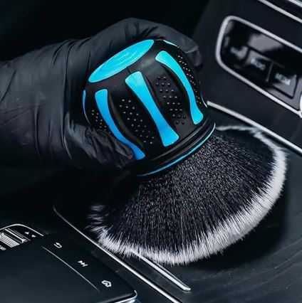 Мека финна четка за лесно почистване на прах от автомобил
