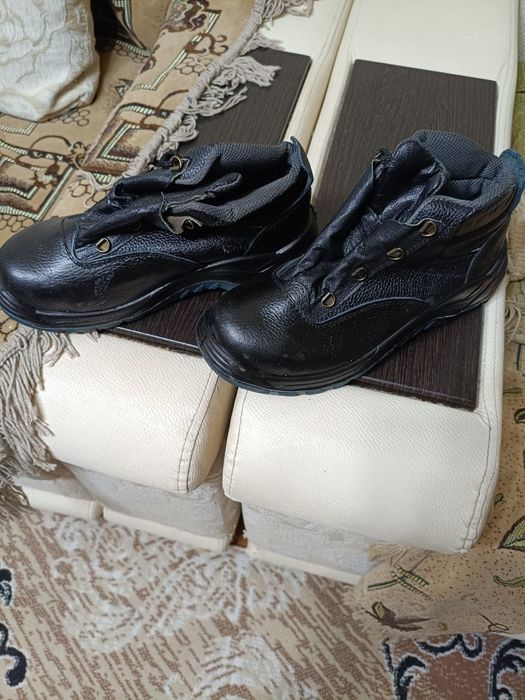 Продам новые рабочие ботинки,летний вариант.