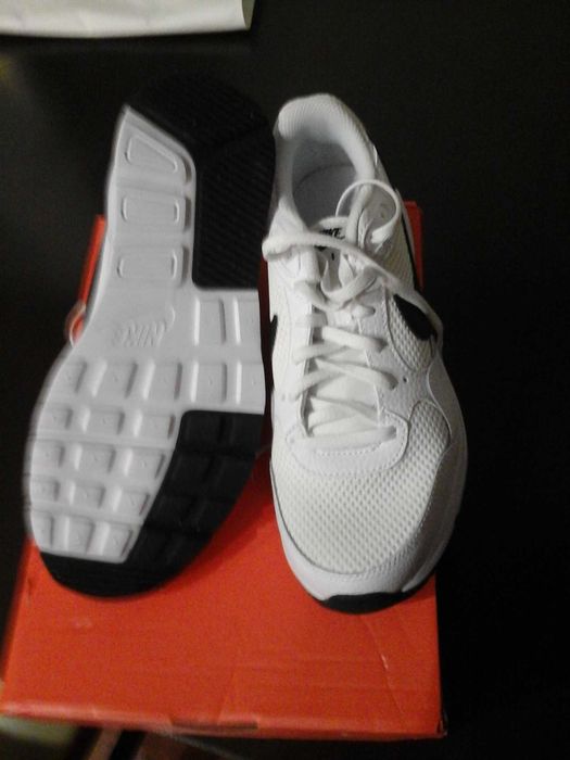 Чисто нови маратонки.