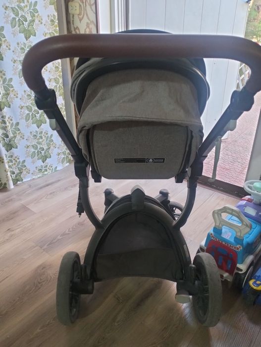 Коляска детская серого цвета