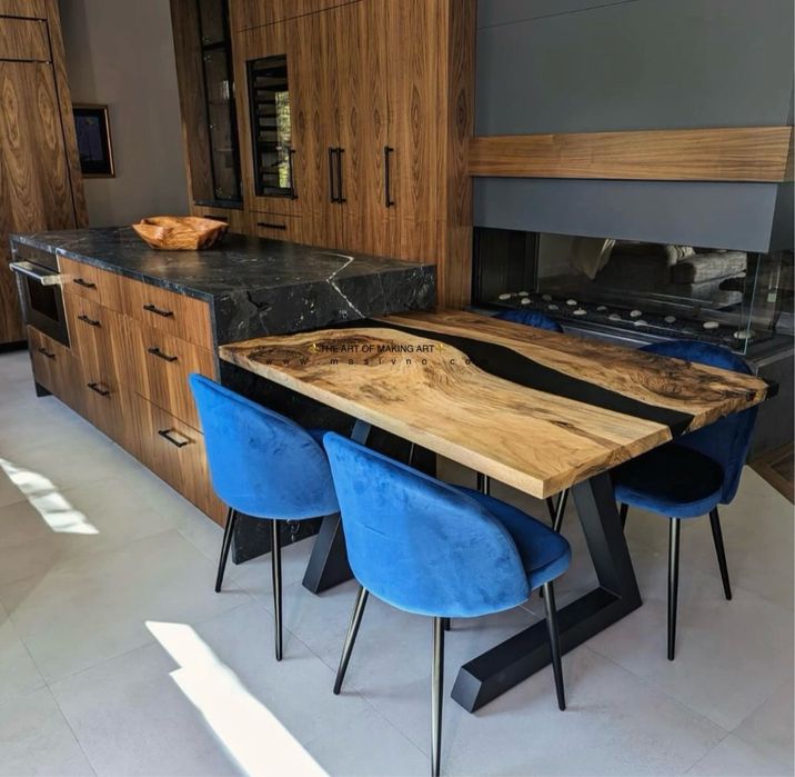 Маса от естествено дърво и епоксидна смола