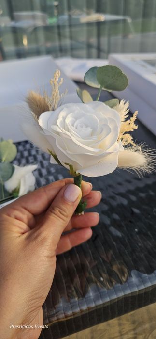 Va oferim buchete,struturi,pahare personalizate,decor mașini