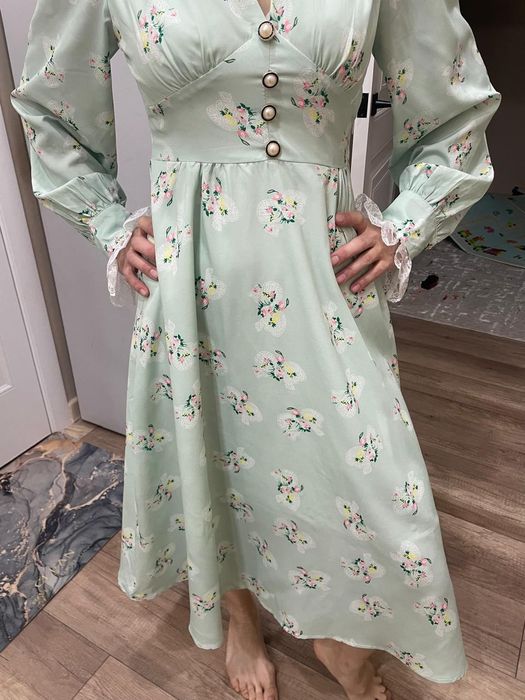 Новое платье миди с цветочным принтом и кружевом