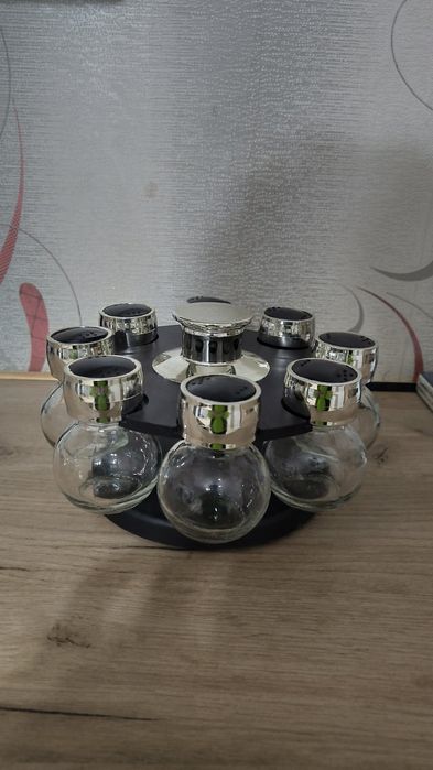 Поставка за подправки с 8 бурканчета.