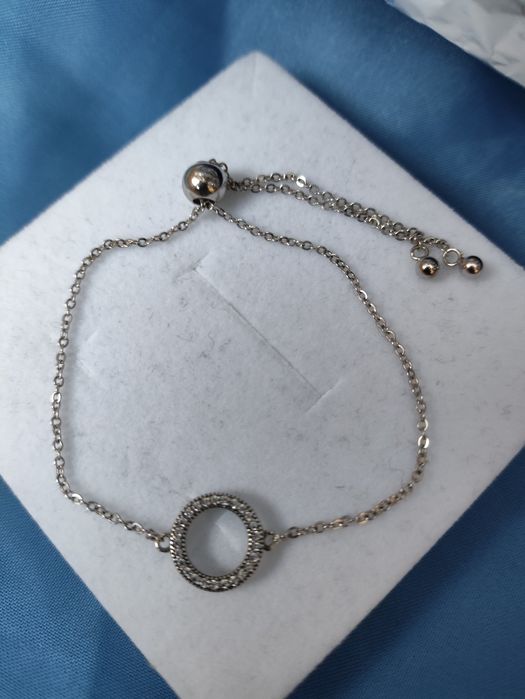 Сребърна гривна с  кръг и камъни