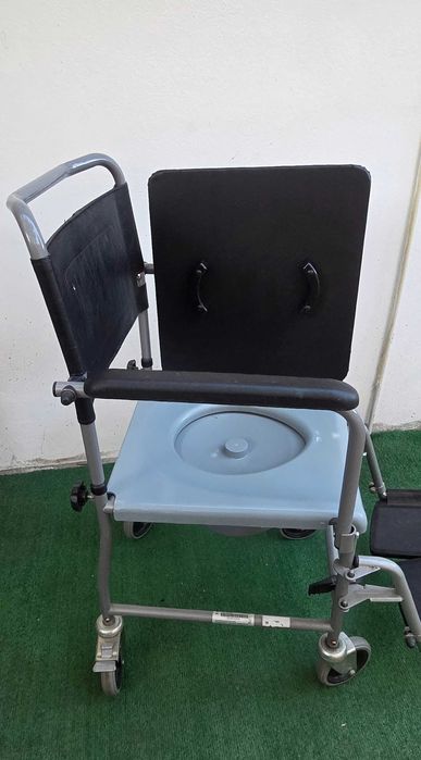 Scaun cu rotile si toaleta mobila , olita