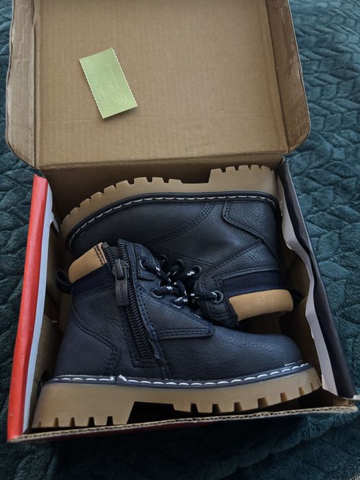 Bocanci bebelusi imblaniti piele