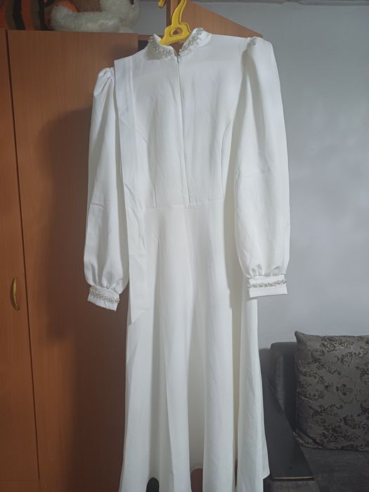 Продам белое красивое платье