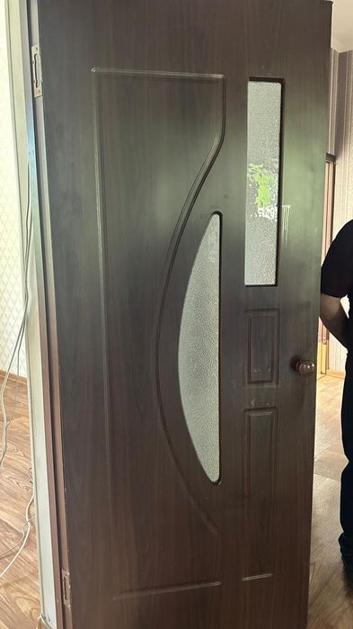 продаётся дверь коричневые 2 м стандартное состояние нормальное