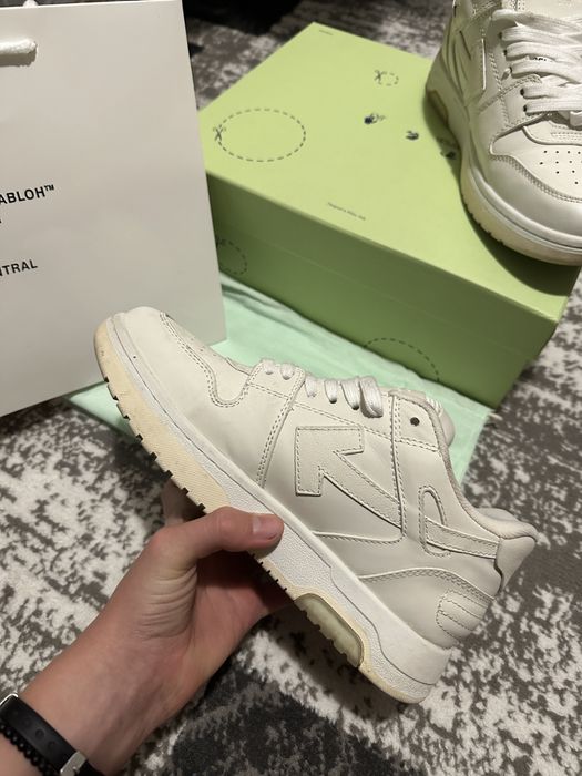 vand sau schimb cu trackuri albe 40-41 stare noua