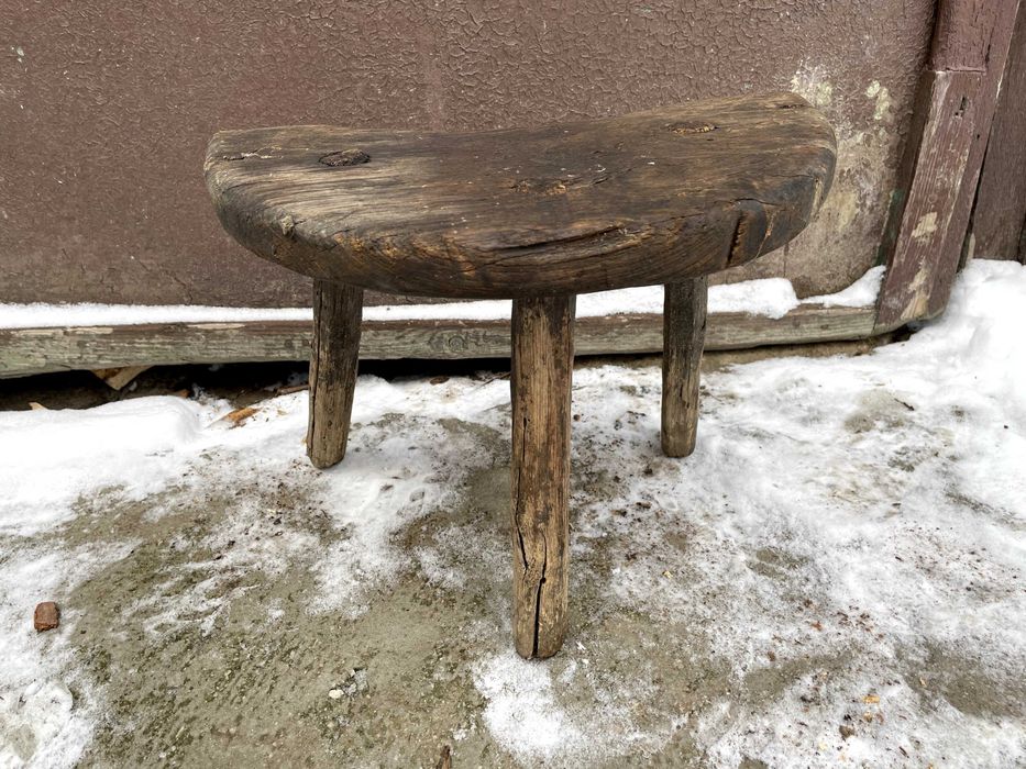 Старинно трикрако столче