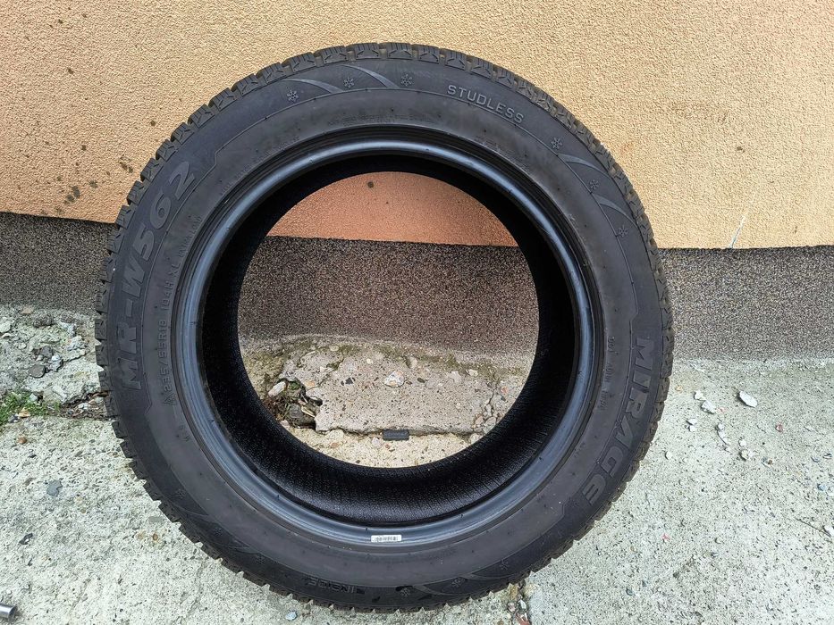 Продавам 4 почти нови зимни гуми " MIRAGE" MR-W562 размер 235/55/18