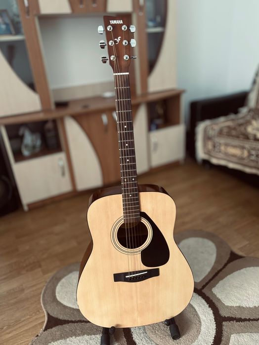 Chitara acustica Yamaha F310P + stativ, set corzi noi, capodastru & accesorii (Stare Impecabila)