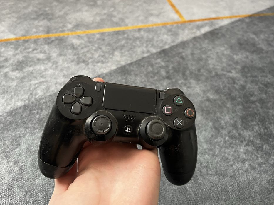 Продам PS4 pro 2 джостика