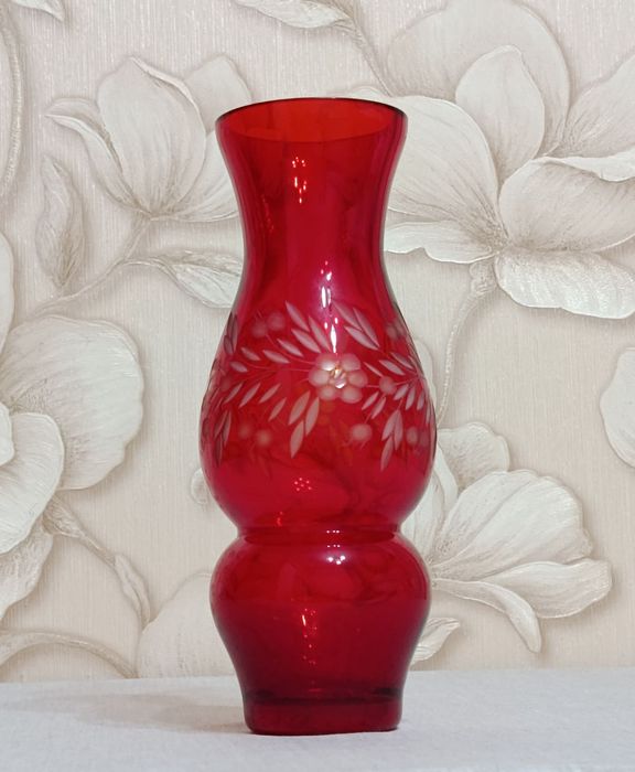 Винтажная красная ваза для цветов