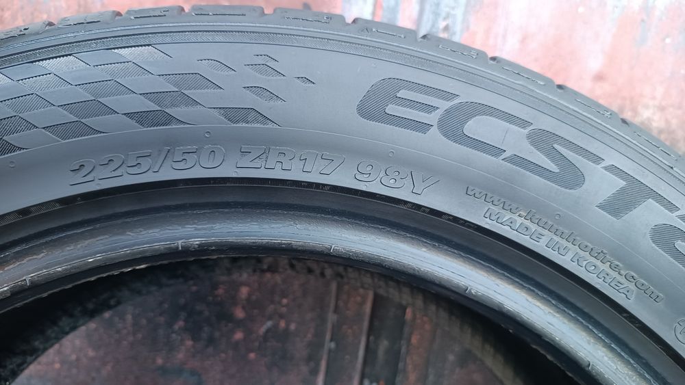 225/50/17 Kumho .