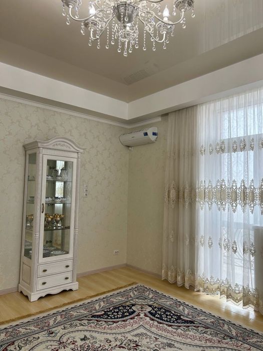 Комод люстра шторы