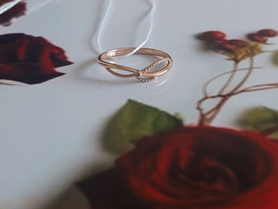 Золотое кольцо с бриллиантом