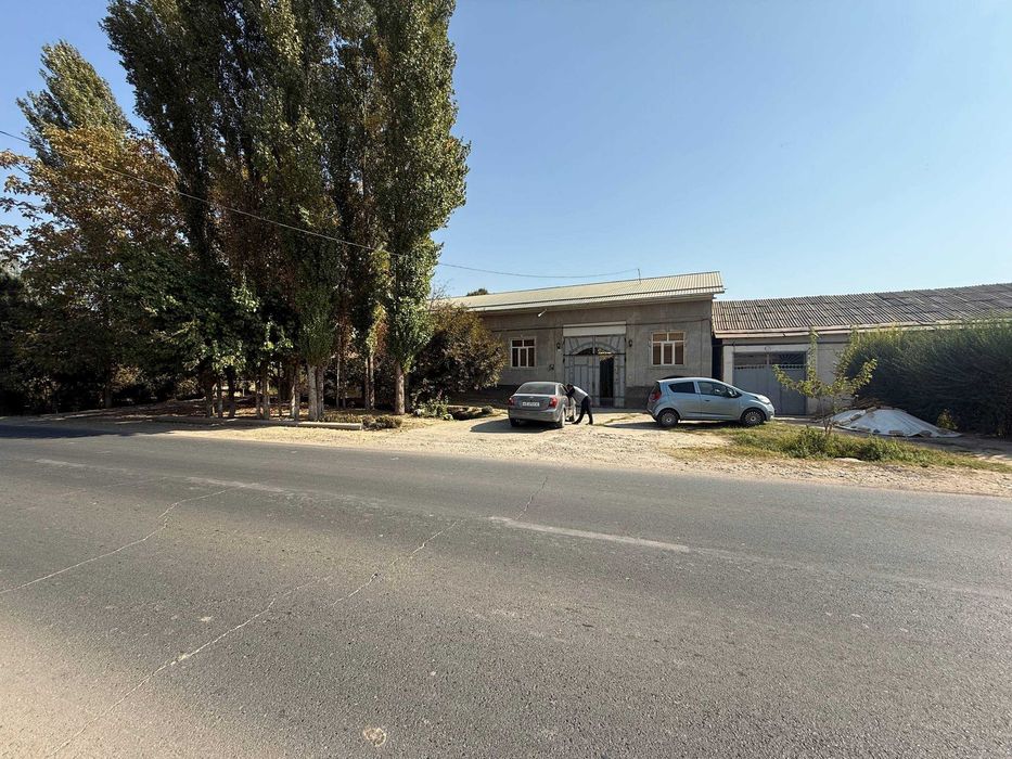 Катта уй сотилади Тинчликда куча юзида 1чи линия 8 хона