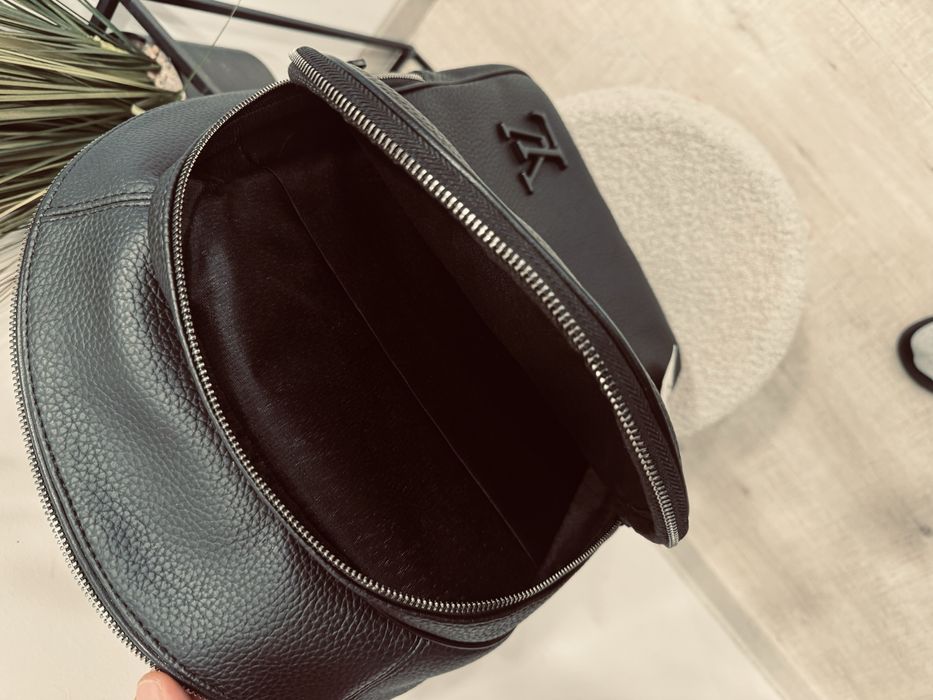 LV кожена раница