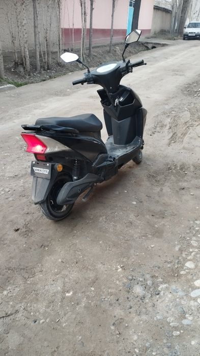 Tesla model 100 km yuradi