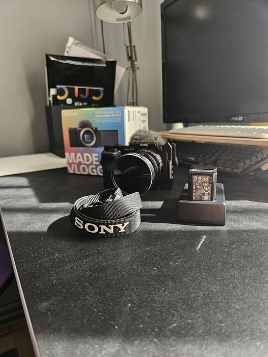 Sony ZV-E10 + 7Artisans 35mm f/1.4 + SmallRig Kit + 512GB SD