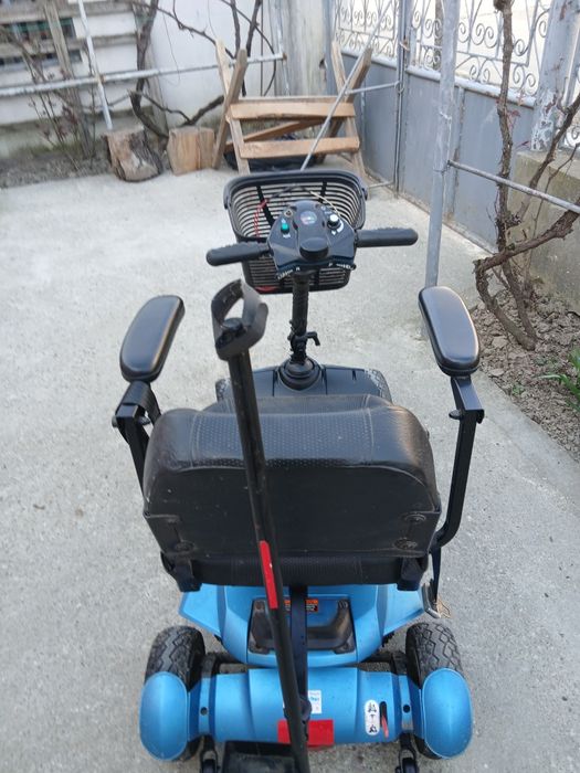 Scuter electric cu 4 roți  pentru persoane cu handicap